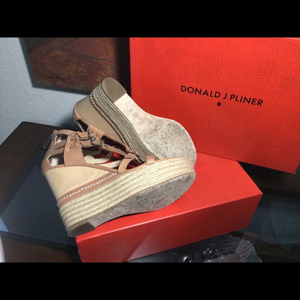 Donald J Pliner Multi buckle wedge sandal - Picture 4 of 5